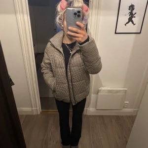 magasin du nord jacka - säljer min fina jacka från magasin du nord! bra skick, lite nopprig därav priset. köpt för 1149 kr. varm! har en resår i midjan så man kan anpassa passformen lite som man vill 🥰