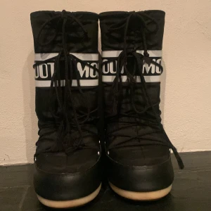 Svarta Moonboots - Säljer mina svarta Moonboots för att dem inte kommer till användning, dem är i stolek 39/41 men passar en 38 också! 💗💗bra skick!!