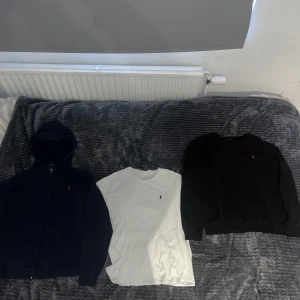 Polo Ralph Lauren kläder - En huvtröja, en T-shirt och en tjocktröja. Fint skick på allt. Kommer passa dig som när storlek S. Säljer för 400kr/st. Fråga för mer bilder :)