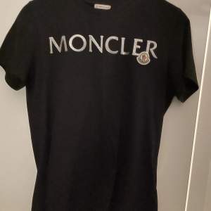 Knappt använd Moncler t-shirt. Inköpt på Nk Göteborg. Storlek small.