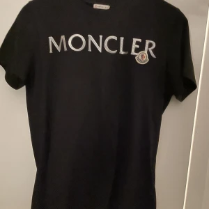 Moncler t-shirt dam - Knappt använd Moncler t-shirt. Inköpt på Nk Göteborg. Storlek small.
