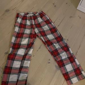 Lindex pyjamasbyxor  - Ett par jätte fina pyjamasbyxor som jag tyvärr inte kan ha längre!❤️dom är i jätte fint skick och ser som nya ut