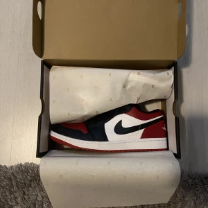 Jordan 1 Low Bred Toe - Jordan 1 Low Bred Toe. Skorna är i helt nytt skick och har aldrig varit använda.  Kvitto finns. Storlek 44🙂