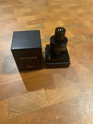 Dior savage travel size parfym - Säljer denna dior savage som är inköpt från dior nk för ett tag sedan men har aldrig kommit till användning och tänker där av sälja den. Storleken är 7,5ml. Förpackningen följer med.