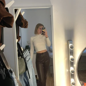 Bruna vegan skinnbyxor från Collusion I storlek 36 - Säljer mina favorit vegan skinnbyxor från Collusion I storlek 36 eftersom de har blivit för små tyvärr. Jag har använt de fåtal gånger och de är i bra skick, vid gylfen kan man se minimala slitningar!