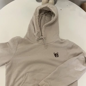 Hoodie - Beige hoodie från aritzia! Storlek m med skulle säga att den är som en XS/S