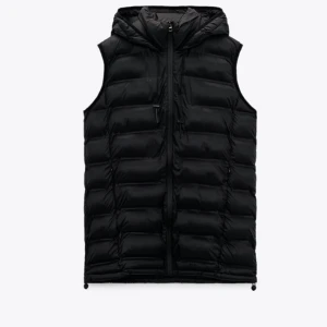 Zara väst - Säljer också min zara väst för den ej kommer till användning. Storlek S passar även Xs och en liten medium. Köptes för 500 nästan aldrig använd kan gå ner i pris eller byta mot nått annat eller en annan zara väst