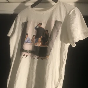 T shirt Friends 90s vibes - Storlek M, från H&M 