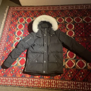 Moose Knuckle Jacket L - Moose Knuckle Jacket Size L (Fits M) Original Price : 11,879 Kr Selling : 5500 Kr Can send more photos !  Jacket is like new barely worn, reason for sale is that it was to big ! If you have any questions or want to negotiate the price or trade message me 