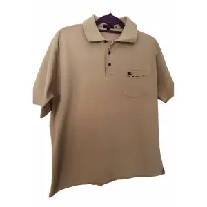 Burberry polo i storlek medium. Skick som ny 8/10 jag har använt den tre gånger sedan den köptes.  M-True to size  S-Loose fit  Om ni har några frågor så tveka inte på att skicka ett mess.