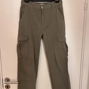 Cargo jeans - Cargo jeans från Pull&bear i armégrön, supersnygga!