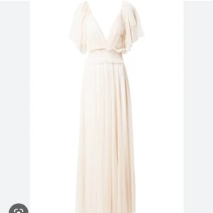 Balklänning  - Så fin balklänning i ljusrosa beige färg, i väldigt fint skick då använt endast 1 gång. Kontakta mig vid frågor eller intresse. Har fler bilder så det är bara att fråga💓😊