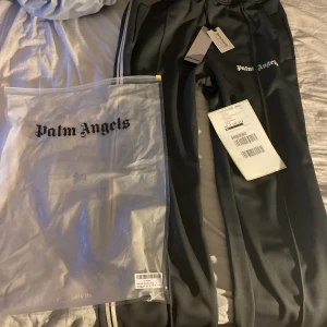Palm angels byxor - Helt nya från farfetch med kvitto och allt. Säljer för att dem är för stora för mig.  Jag står för frakt vid snabb affär!