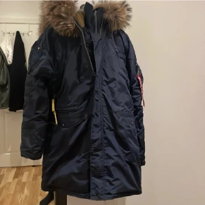 Alpha industries vinterjacka - Alpha vinter jacka i marinblå. Använd sparsamt.  Bytt päls till en finare än vad det sitter orginal.  Strl XL