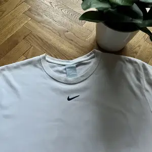 Nike x Noctra center swoosh T-shirt -Bra skick med inga större tecken av användning! -En collab mellan Nike och Drakes märke 