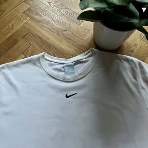 Nike x Nocta T-shirt - Nike x Noctra center swoosh T-shirt -Bra skick med inga större tecken av användning! -En collab mellan Nike och Drakes märke "Nocta" -På framsidan av tröjan syns en nike center swoosh och på baksidan är det ett backprint med nocta! 