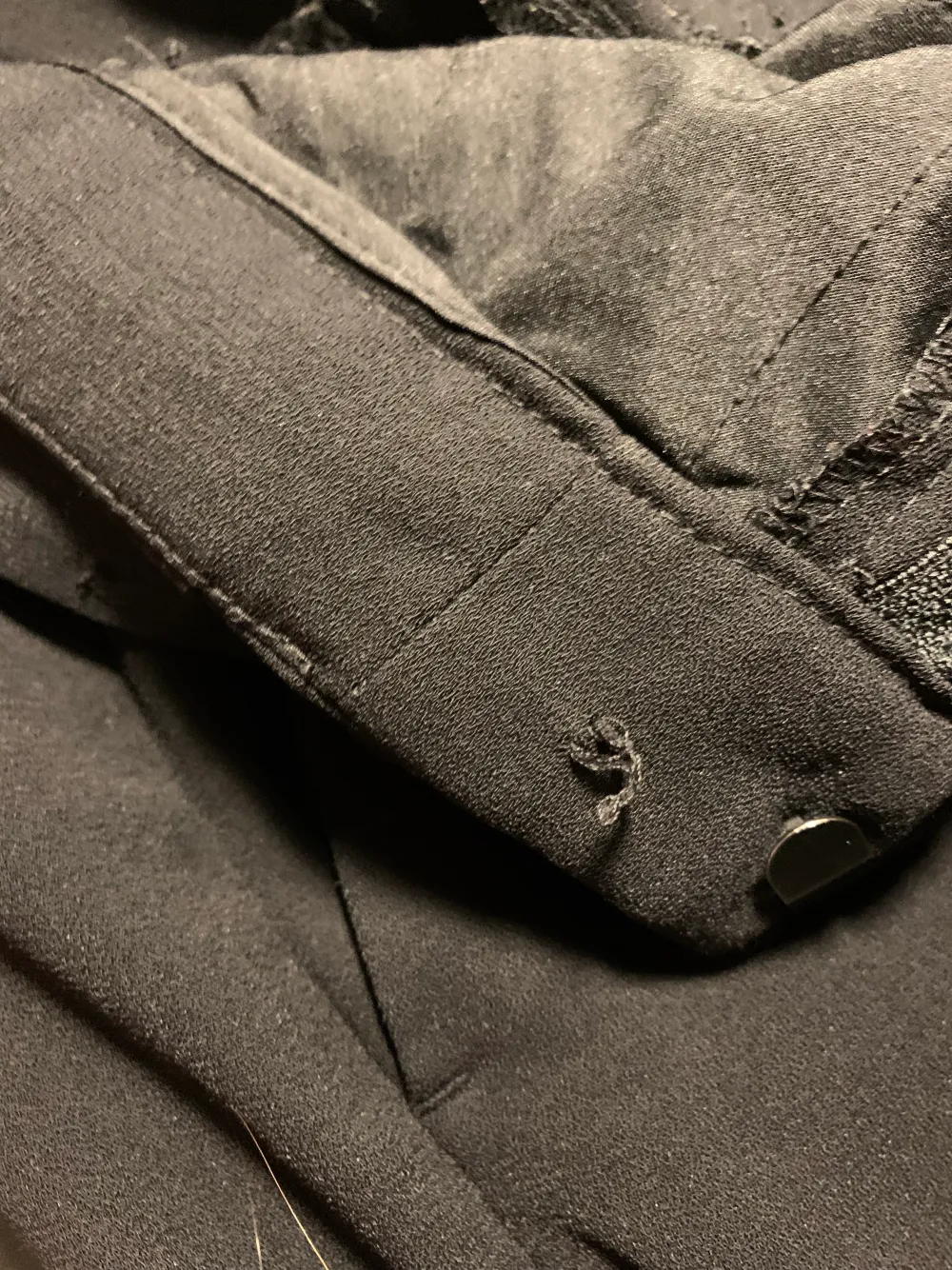 Ett par kostymbyxor som saknar knapp men det kan fixas. Det kommer med ett bälte. Använd en gång. Priset kan diskuteras. Köparen står för frakten💕. Jeans & Byxor.