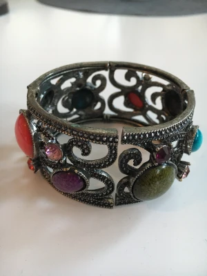 Armband  - Ett öppningsbart armband infattat med rhinestones 