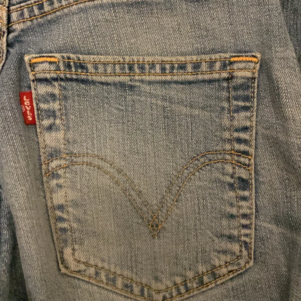 Ett par levis jeans i mycket bra sick säljer för att dom är för korta i benen ( köparen står för frakt 50kr ). Jeans & Byxor.