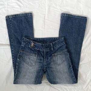 Lågmidjade jeans - !Säljer massa fler jeans! Midja:68 Innerben:73,5 <3 står ingen strl men skulle säga W24/XXS 