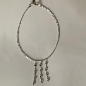90s pärl halsband  - Vita och lila pärlor i gott skick, men dm:a gärna vid frågor vid behov av mer info! Köparen står för frakt (15kr).