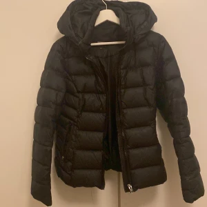 Jacka - En jätte fin svart rock and blue jacka i storlek M men passar även mig som Xs/S väldigt fin o ganska varm. Säljs då ja köpt en ny jacka❤️  För fler bilder kom privat, priset kan diskuteras.