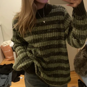 Populär tröja från NAKD - Grön randig tröja från Nakd! Väldigt fint skick! Strl M så lite oversized! Super fin 🤗