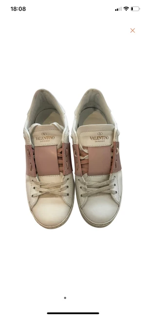 Valentino skor - Nästan helt nya valentino skor köpta på vestiare men säljer för att dem tyvärr va försmå. Jätte bra skicka utan några repor eller synlig användning. 