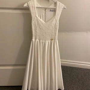 Skolavslutning/studentklänning - Vit jättefin klänning i storlek XS för ex skolavslutning eller studenten. Använd en gång för ca 3 år sedan. Skön att ha på sig. Superfint skick! Köpt på bubbelroom men går inte att köpa där längre. Frakt tillkommer, kan alt mötas upp i Gävle. 