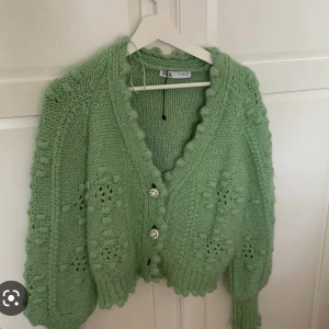 ZARA grön stickad kofta SÖKER - Söker denna kofta från ZARA!! Strl XS eller S!!❤️❤️ 