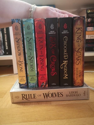 Alla Grishaverse böcker säljes - Shadow & bone trilogi, six of crows duet & King of scars duet säljer i paketpris.  Crooked Kingdom, king of scars o rule of wolves olästa. S&B är mycket bra skick. Six of crows har ryggen lite veck. 
