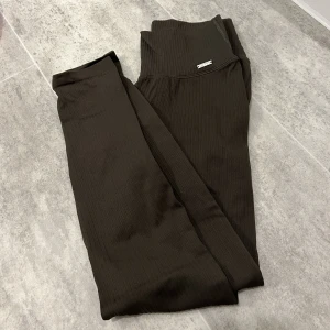 Aim’n träningstights oanvända, khaki - •Stretchiga ribbade träningstights från Aim’n •färgen Khaki. •Storlek S •Hög midja •Sömlöst tyg med ribbad struktur •Svett-avledande och andas bra •Enastående stretch & följsamhet