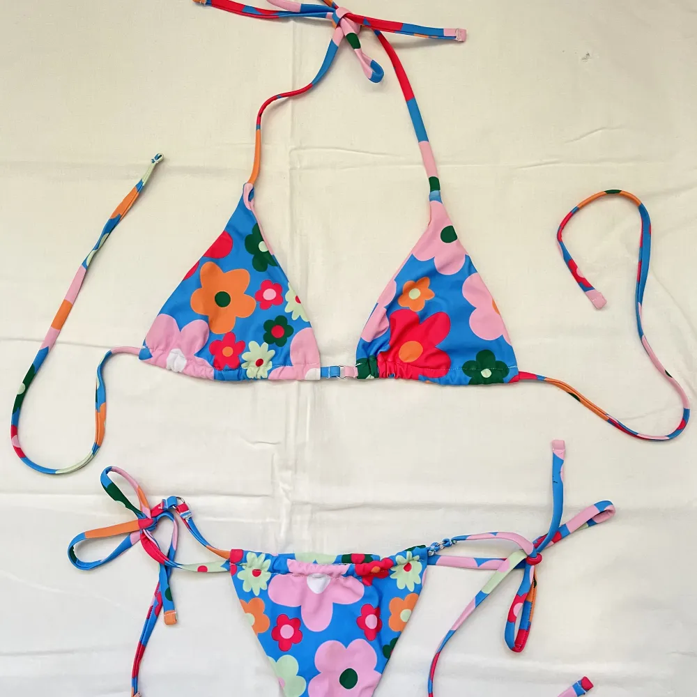 Jättefin blommig bikini med string. Går att justera beroende på hur man vill att den ska sitta!   Endast testad.  Storlek S men passar även XS och kanske M då den går att anpassa.. Övrigt.