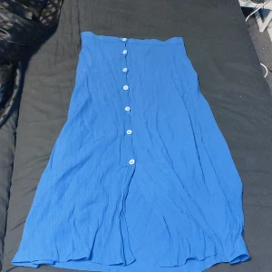 Kjol - Denna kjol är köpt på en butik i turkiet som heter Ambar då lappen är borta. Den är skjukt fin men passar inte mig längre. Den är randig i materialet och frskten kostar 25kr