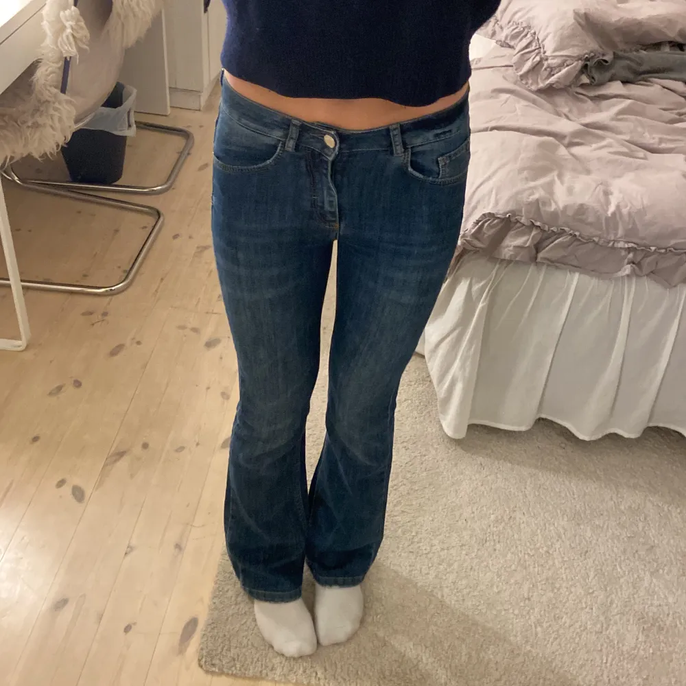Säljer nu mina supersnygga favoritjeans💕 sitter superbra på längden och i midjan på mig som är 164/165💕älskar dom då dom tillskillnad från många av mina andra jeans inte åker ner och är inte jobbiga att sitta i💕🫶🏼. Jeans & Byxor.