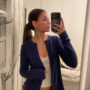 Lila kofta - TRYCK INTE PÅ KÖP NU⚠️Säljer denna jättesöta koftan som jag (tror) är i kashmire tyg. Men är osäker då jag köpte den på ett loppis och det stog inget💓💓