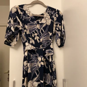 Jumpsuit - Hej. Säljer denna jättefina jumpsuit, knappt använd eftersom den är för liten för mig. 😍 Den är köpt utomlands. 