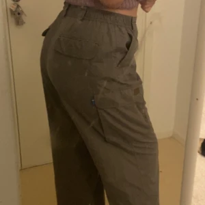 Gröna y2k byxor  - Hej! Säljer dessa super snygga gröna y2k byxor som är aldrig använda😍✨👌🏼köpta för 200 kr. Jätte fina och helt oanvända. 