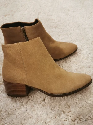 Vagabond mocka - Vagabond Brun och fin mocka,lite högre klack. Använda 2 gånger