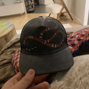 Gucci keps  - Hej nu säljer jag min Gucci keps som är äkta. Fick den i födelsedagspresent och den kostar 3700kr nypris. Jag har tyvärr inget kvitto men kollar man noga på den kan man se att den är äkta
