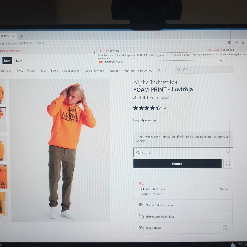 Fräsch orange hoodie i bra skick med camouflage mönster på insidan. Någon månad gammal men knappt använd. Köpt från zalando för 879 kr.. Hoodies.