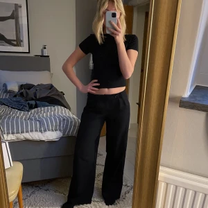 Flowy Byxor Low Waist - Säljer dessa slutsålda kostymbyxorna från H&M. Storlek 36. Låg midja, väldigt flowy💕 Köparen står för frakt🤍 (skulle gissa på att de är använda ca 8 gånger)
