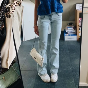Lowwaist straight leg jeans - Fina lågmidjade raka jeans från Pull&Bear! Knappt använda, strl 34, midjemått 66cm, innersbensmått 75cm💖💖