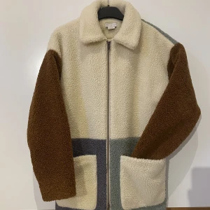 Stella McCartney - barn storlek  - Vinter jacka. Varm och skön. Jackan är för flickor i storlek 156-162 