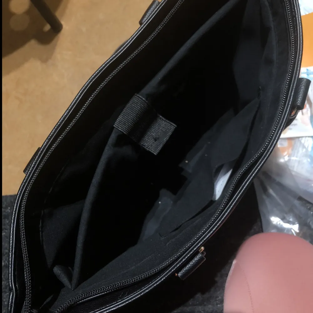 en svart relativt nyköpt handväska även med axelband, avtagbart. knappt använd superfint skick! ge bud om priset inte passar!. Väskor.