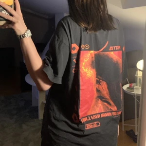 postmalone t-shirt - otroligt skön å slapp t-shirt men som tyvärr ej används längre då min post malone obsession dog ut för länge sedan, helt ärligt jävligt fet tröja men för stor för mig.