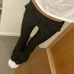 Kostymbyxor  - Lågmidjade kostymbyxor med glittriga ränder, aldrig använda