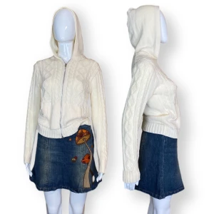 Kofta  - Söt kofta utan märkeslapp. 100% Acryl. Stretchig material. Mått: Axel till axel 42.5cm, armhåla till armhåla 43cm, ärmlängd 61cm, midjebredd 40cm & längd 55cm