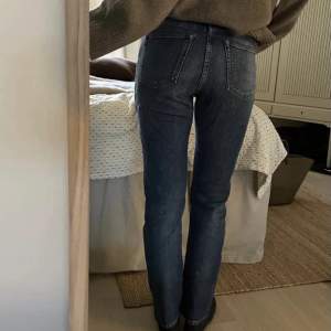 Acne Studios jeans i modellen South Mid Blue, storlek 28x32, Blå Konst kollektionen!De är regular raka, midwaist och i superfint skick. Skulle säga att de passar waits 27 eller 26 bättre än 28. Nypris 2300💛💛