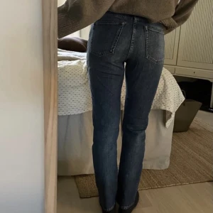 Acne jeans! - Acne Studios jeans i modellen South Mid Blue, storlek 28x32, Blå Konst kollektionen!De är regular raka, midwaist och i superfint skick. Skulle säga att de passar waits 27 eller 26 bättre än 28. Nypris 2300💛💛